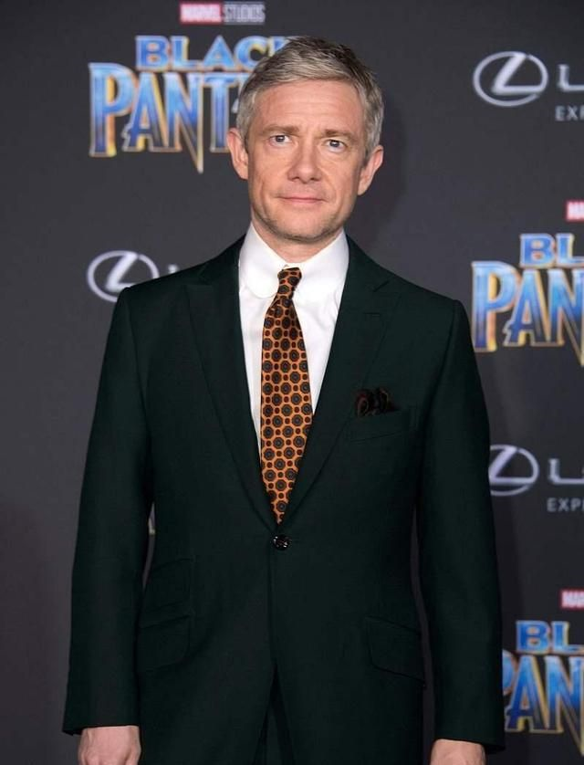 出演过《霍比特人》的马丁·弗瑞曼,穿西装真有商务范儿,挺厉害