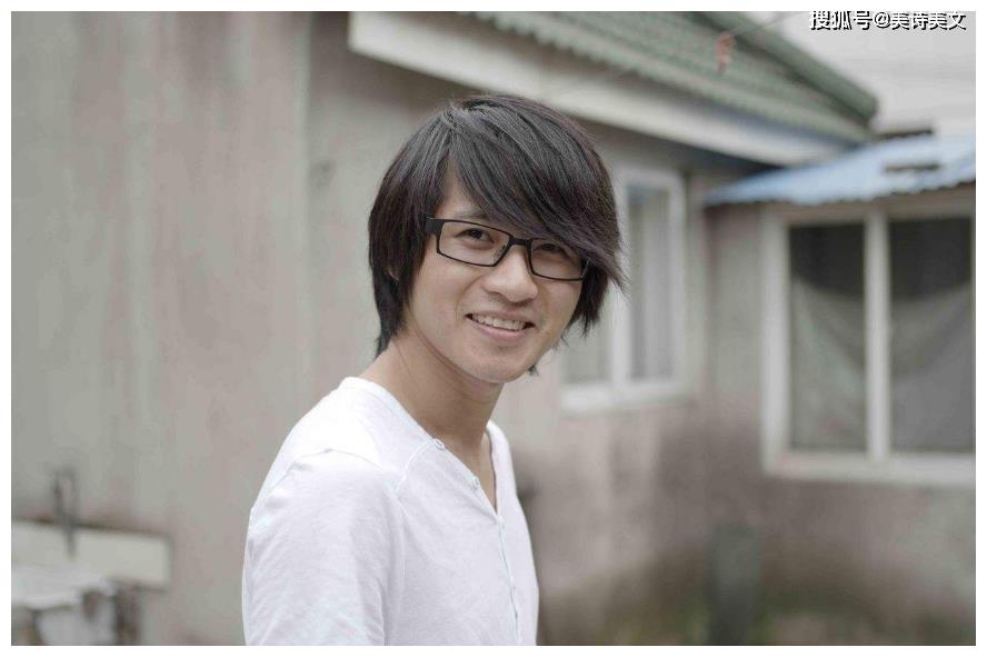 这位诗人笔名叫甫子寸,目前在网络上已经有百万级粉丝.