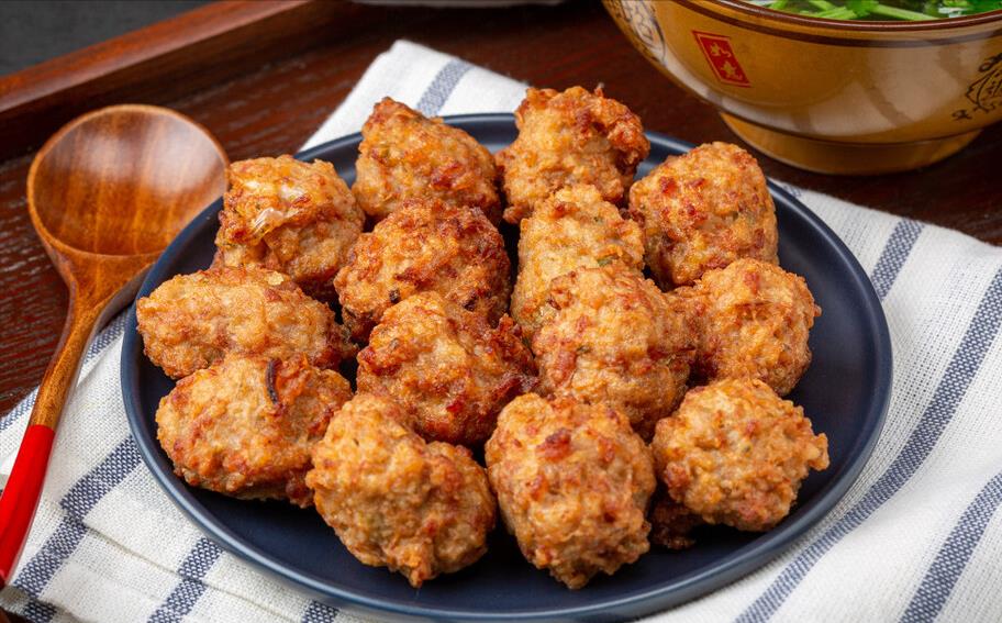 干炸丸子别放面粉和淀粉教你一招又香又酥脆不吸油不回软