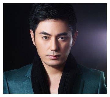 45岁的牟凤彬"蒙丹"近照,颜值变高成不老男神,身边跟大眼萌娃