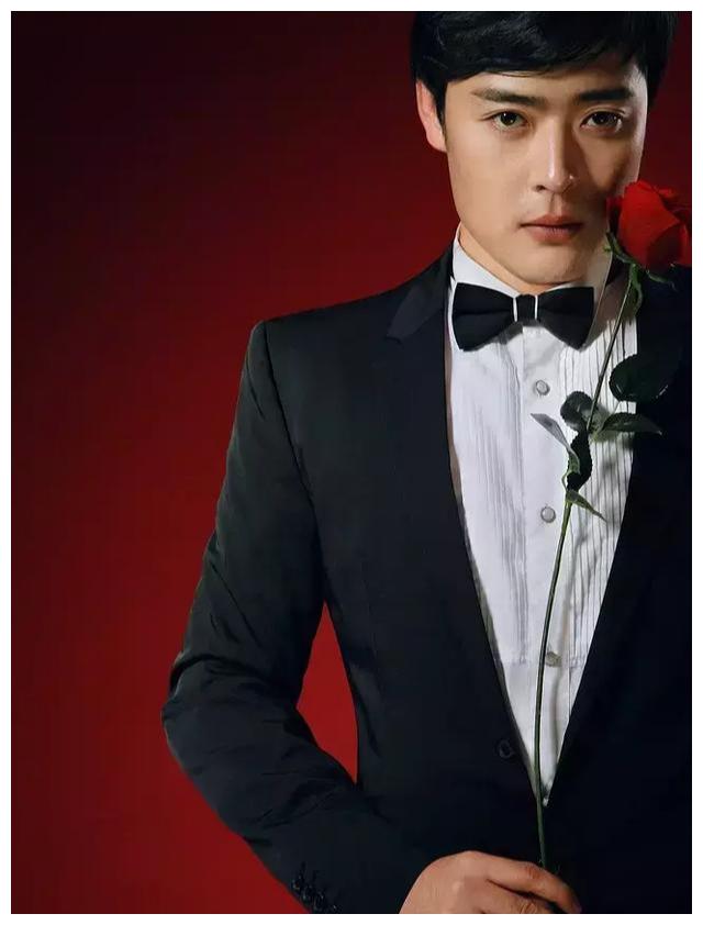 他是亮剑的魏和尚曾双目失明患上抑郁症今男扮女装成影帝