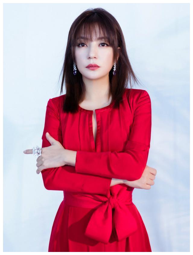 赵薇身材保养得好穿红色长裙肩窄腰细曲线窈窕优雅真迷人