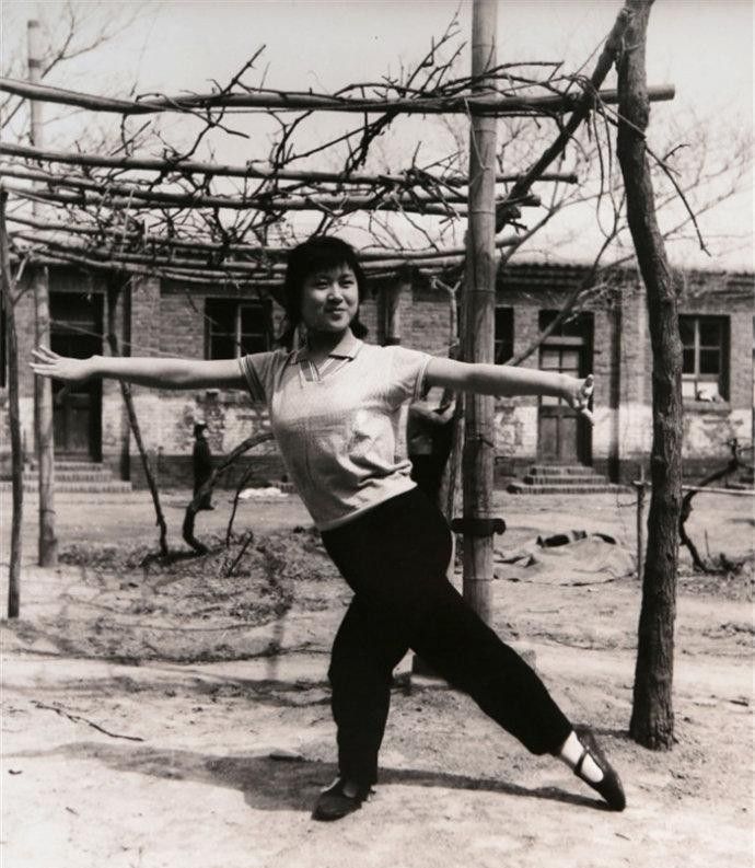 老照片里的漂亮女知青,原生态的天然美,迷人笑容让人想恋爱