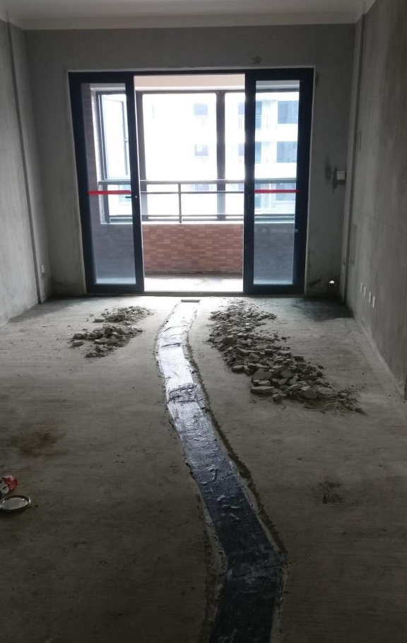 收房当天发现5米长裂缝还透水 质监站:常见质量瑕疵