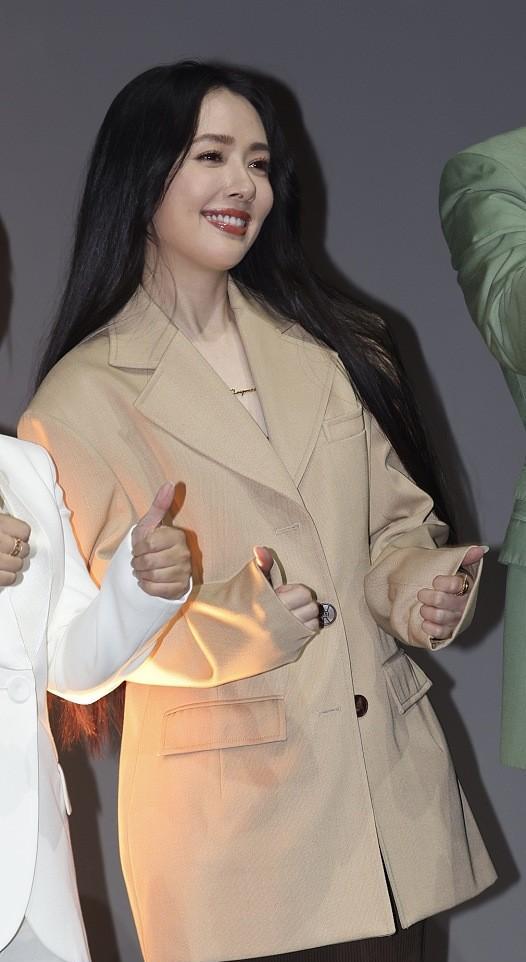 郭碧婷西装搭修身裙温柔干练五官精致笑容甜