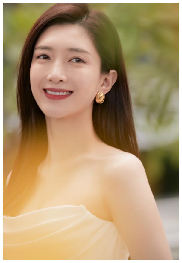 江疏影"交叠腿"走红网络!站直双腿零缝隙,连杨幂都做不到