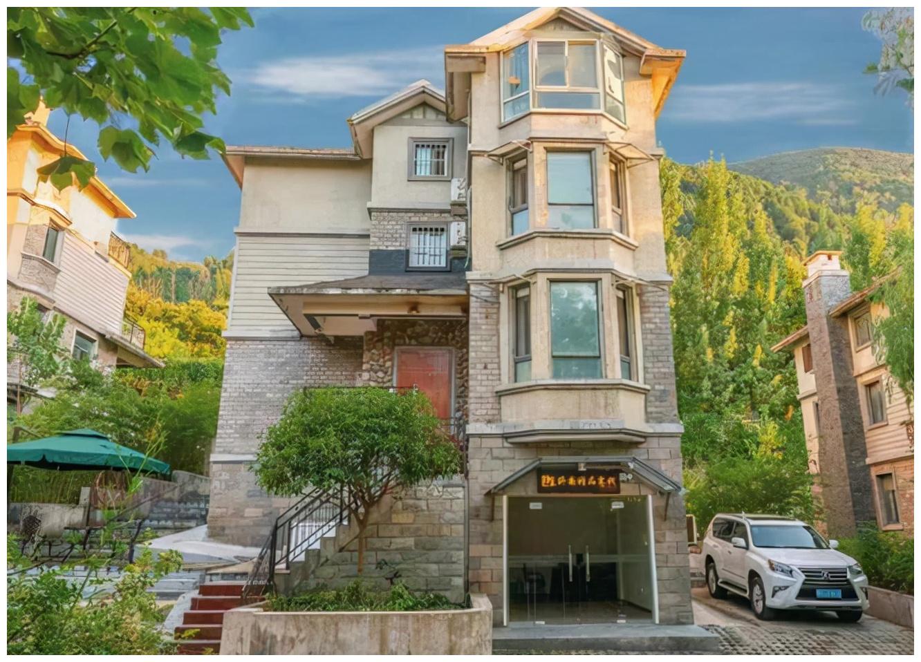 客栈位于闻名世界风景秀丽的终南山,秦岭山水小区别墅区,距离机场仅一