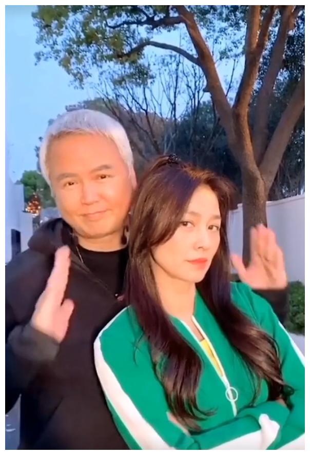 林瑞阳和妻子跳舞卖萌,49岁张庭年轻貌美似少女,丈夫看着像爷