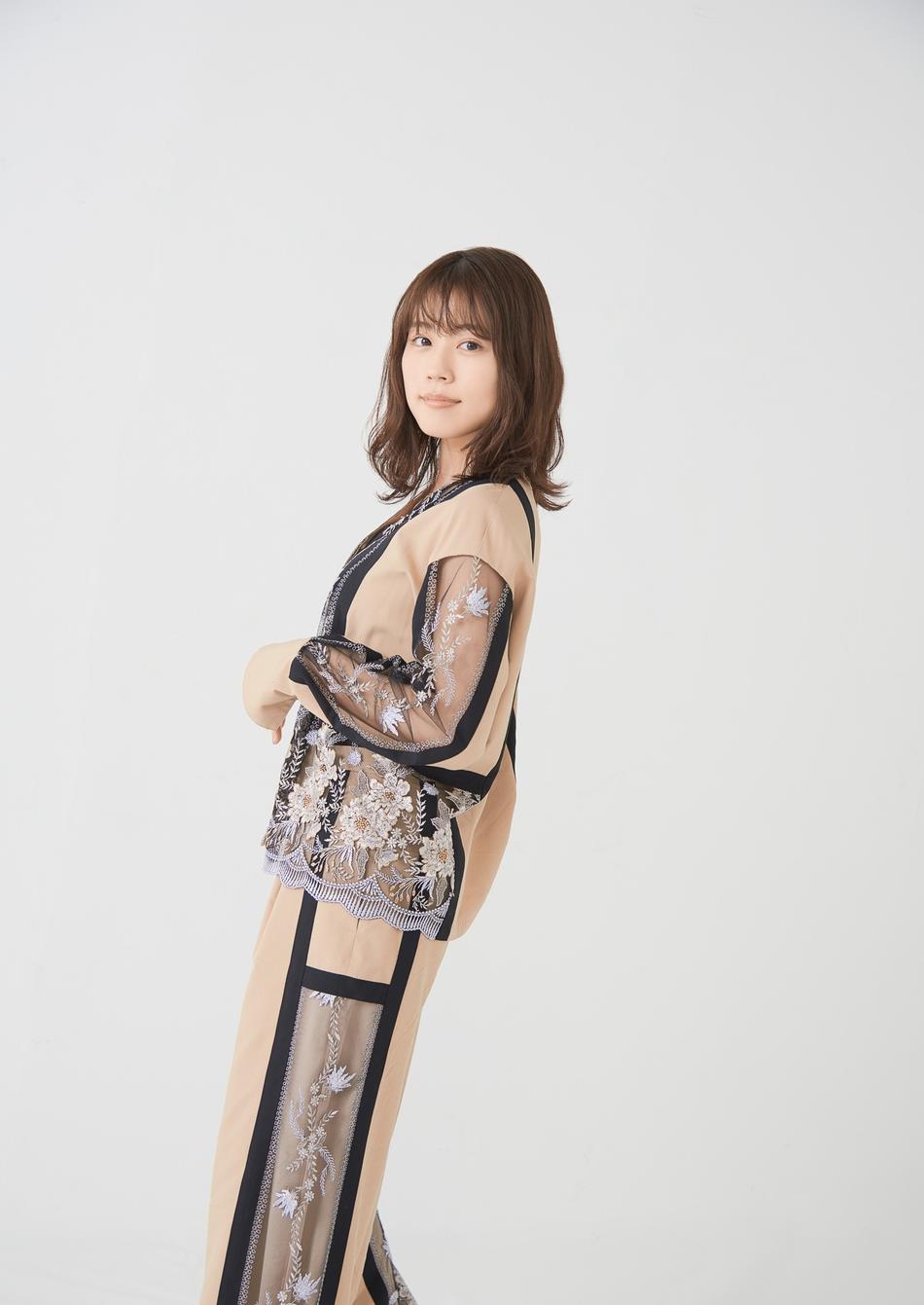 日本美女有村架纯,身穿印花套装,性感雅致