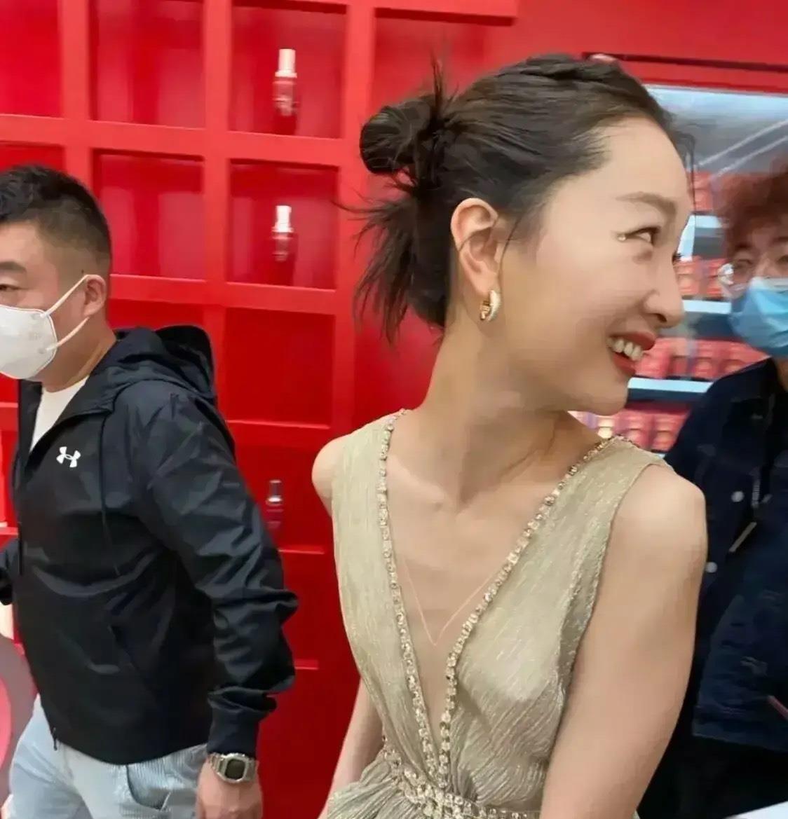 29岁周冬雨这1米5几的身高,看着竟比鲁豫还瘦,有点太吓人了.