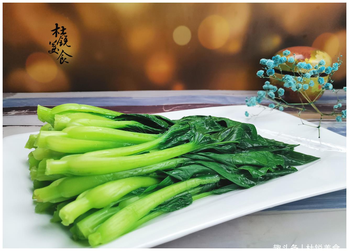 表面点缀红彩椒小丁,这道白灼小油菜就完成了