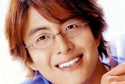 微笑迷人帅气的裴勇俊