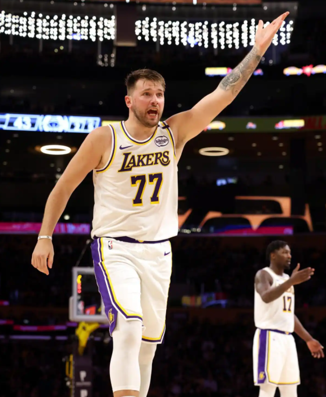 东契奇首节10分助湖人对阵太阳