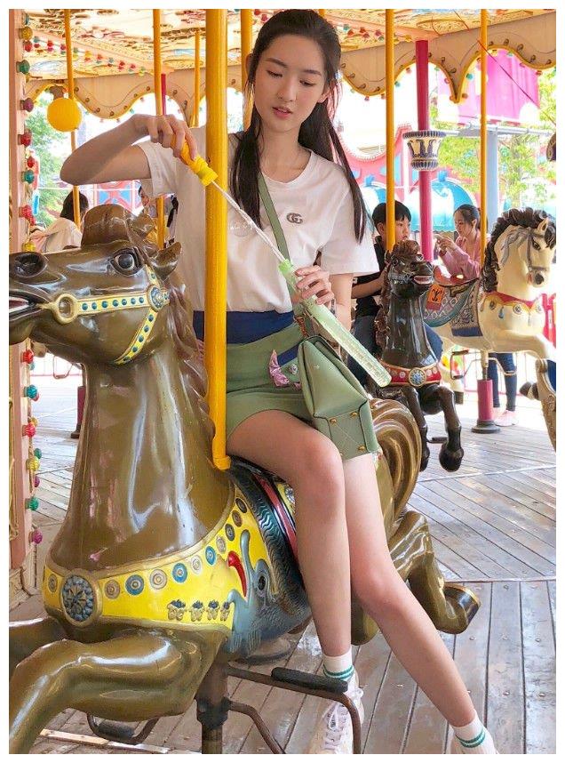 她和陈学冬"青梅竹马",18岁成李易峰"女友",甜美范十足!