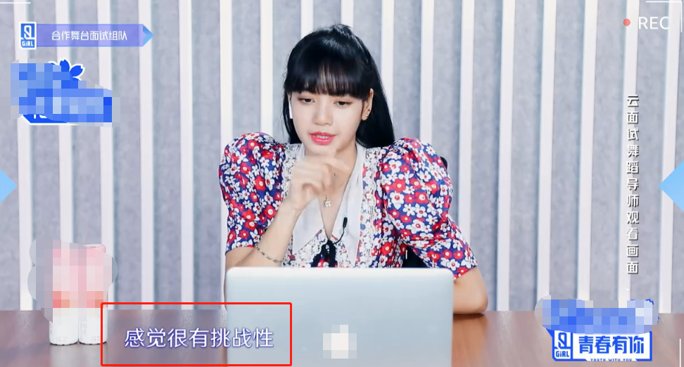刘雨昕想挑战长发女团服,Lisa反应暖心,看雨昕走后反应可爱了