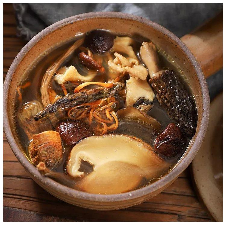 有了野生菌菇汤包,也能像大厨一样,给全家人煲出滋补的鲜菌锅