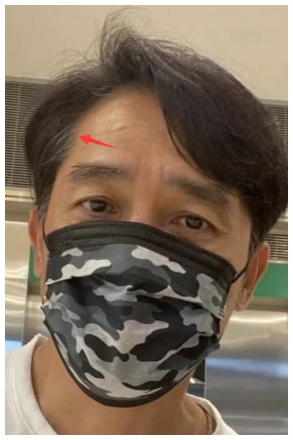 网友偶遇58岁梁朝伟逛街,两鬓斑白明显变老,戴口罩仍难掩帅气