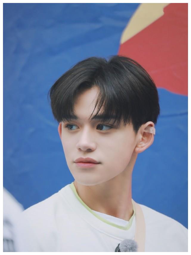 黄旭熙回国参加工作耳朵上的配饰太抢镜是对观众的尊重