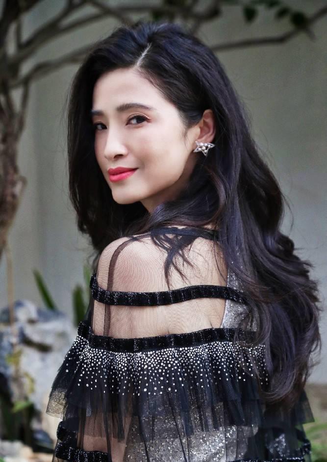 龚蓓苾亮相丝路国际电影节 酷飒披风造型气场值拉满__财经头条