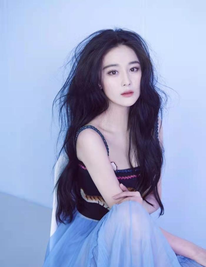 张馨予佩戴假发晒自拍，卖萌模仿真可爱休闲区蓝鸢梦想 - Www.slyday.coM