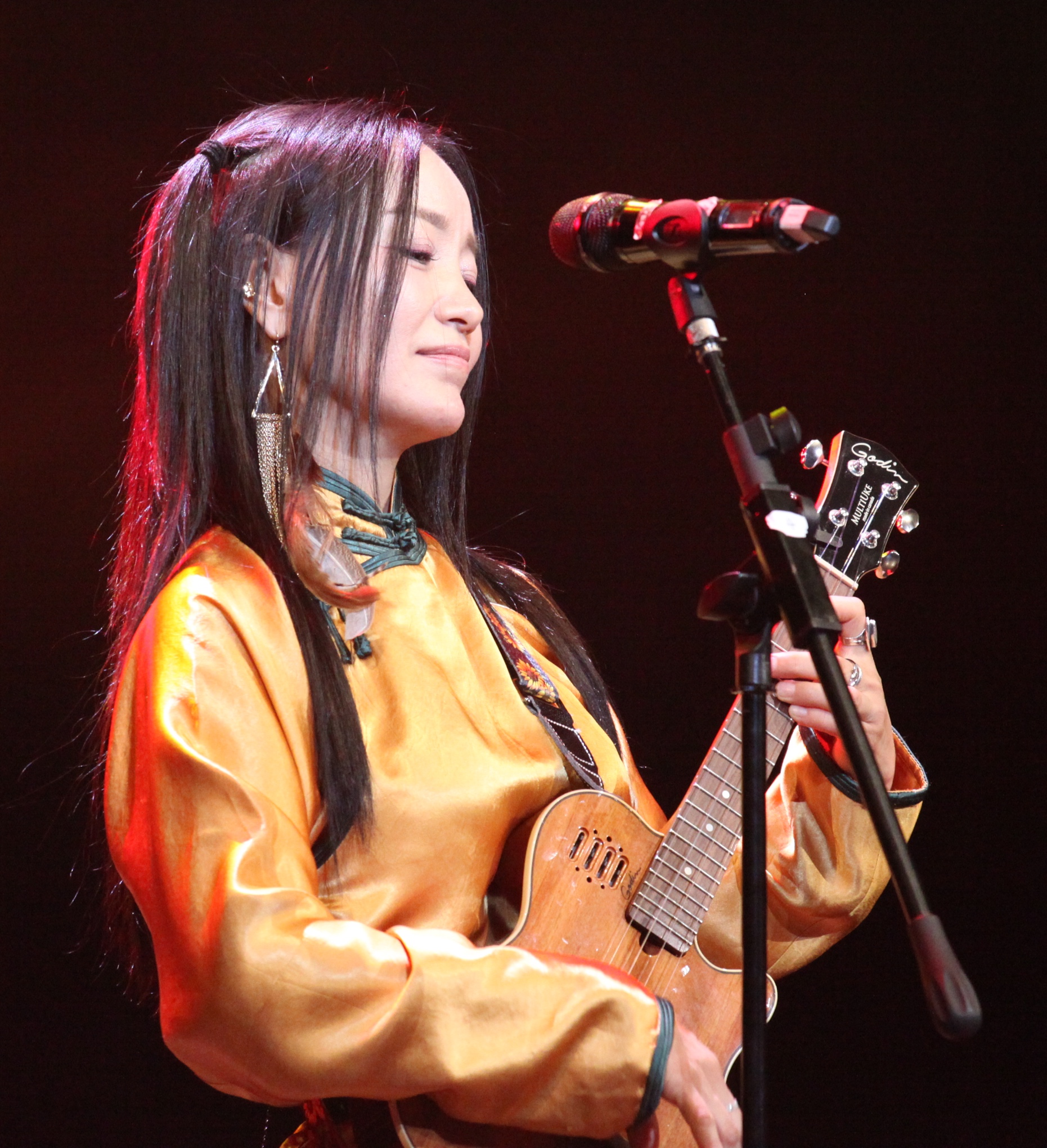 斯琴格日乐全新单曲《花儿为什么这样红》上线