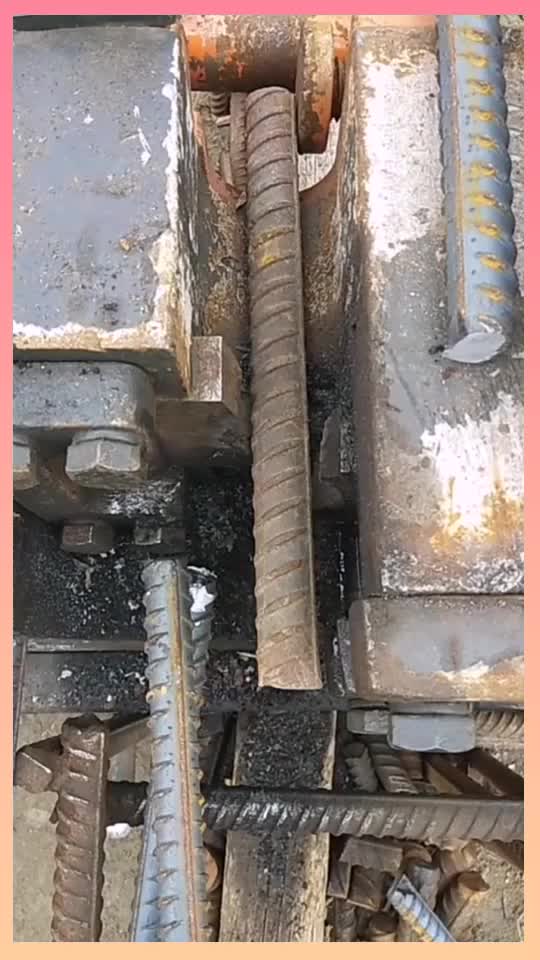 牛自制钢筋切断机,钢筋轻轻一碰就断,这个工具真是绝了!