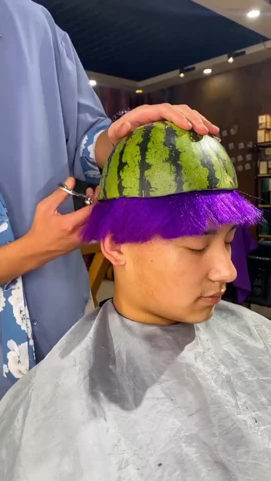 小伙竟然用西瓜皮给我剪头发