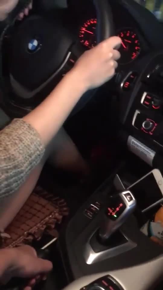 每当我老婆开车,坐在副驾驶的我,都把手放在这个位置上不敢离开_手机