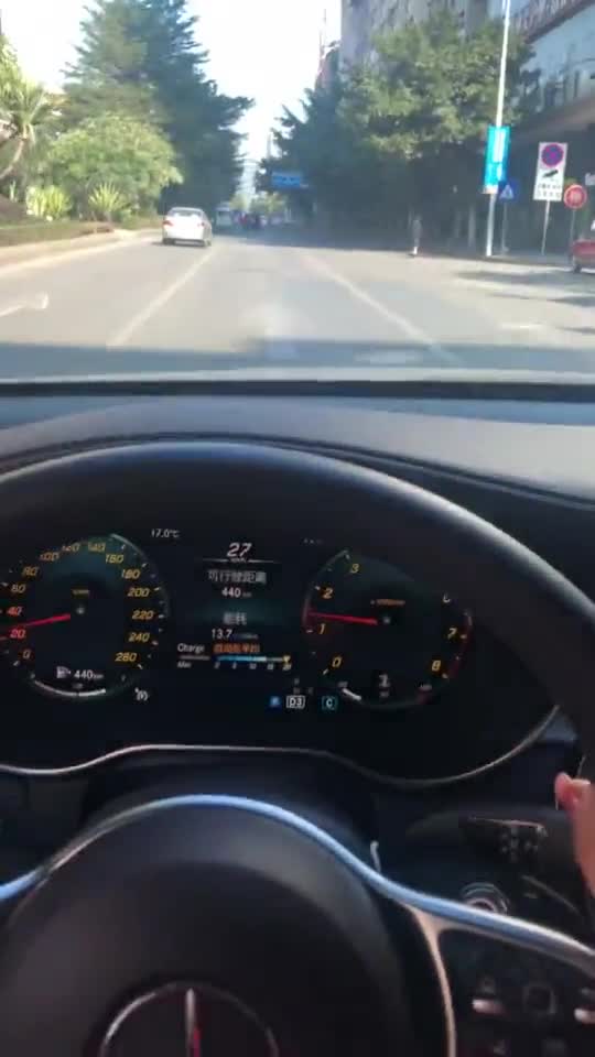 再牛叉的副驾驶都不如自己紧握方向盘