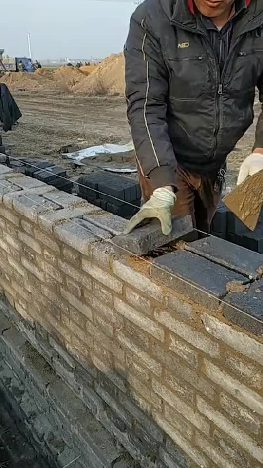 工龄20年的瓦工师傅，砌砖手法专业一气呵成，这技术得练多少年_新浪新闻