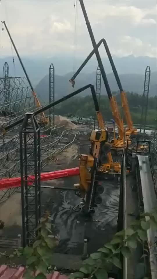 第一次见大型吊车事故现场一台翻车两台折臂保险公司连夜跑路