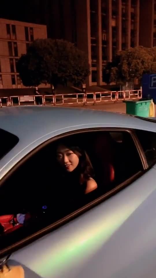 网红小哥真幸福,三位开法拉利跑车的美女都要载他!