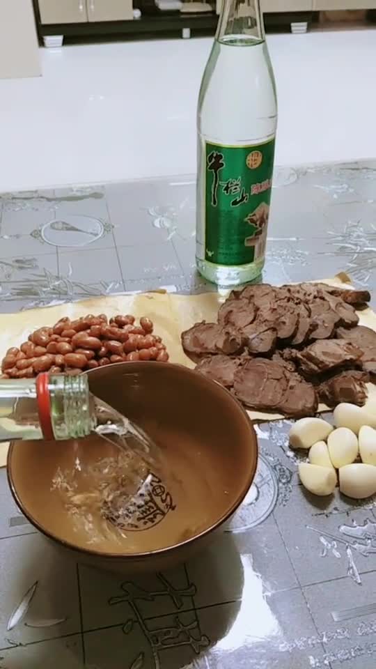 半斤白酒一斤牛肉加上花生米几瓣大蒜足矣