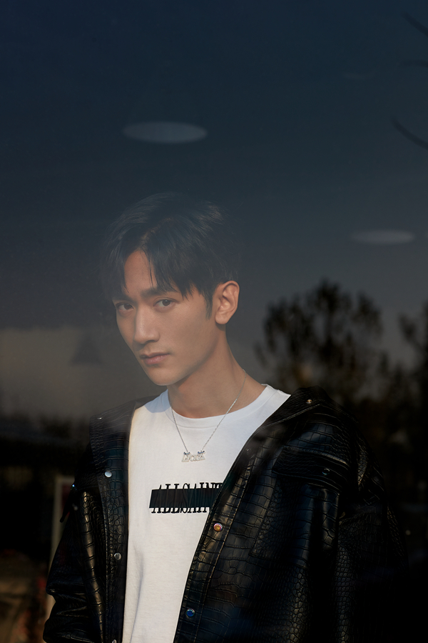 张天阳最新写真曝光 演绎氛围感潮酷范__财经头条