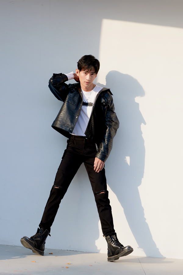 张天阳最新写真曝光 演绎氛围感潮酷范__财经头条