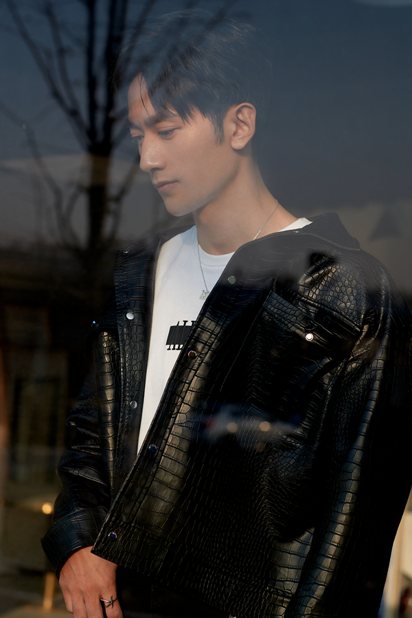 张天阳最新写真曝光 演绎氛围感潮酷范__财经头条