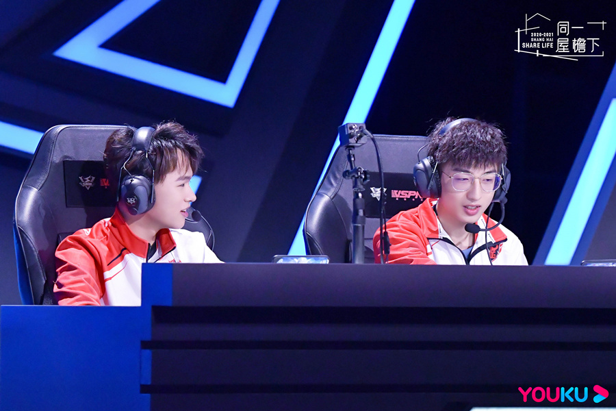 在感情方面,其他两位女生向陈晓伟表达明显的示好之后,陈晓伟并没有