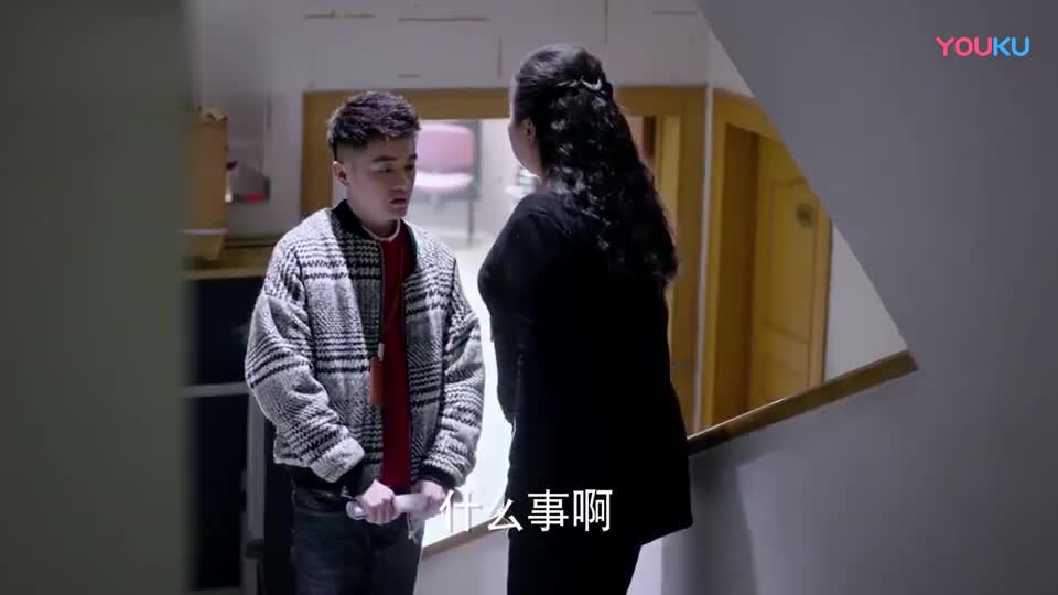 为您推荐: 下雨天,无意间拍到对面楼上这一幕,两口子都是人才啊!