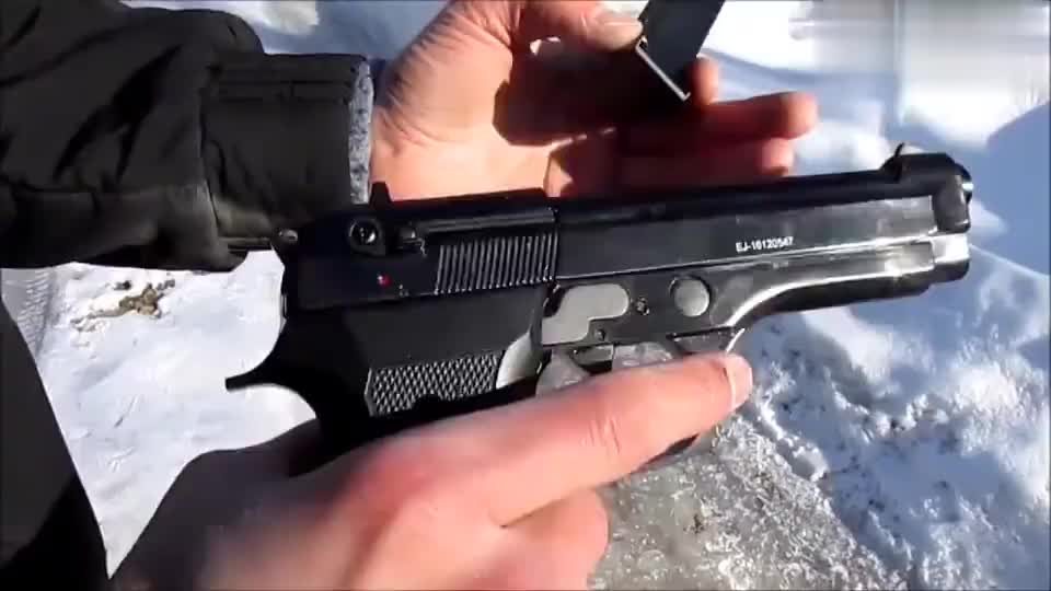 打空包弹的伯莱塔全自动手枪,弹匣加弹半分钟射击只需两秒钟!