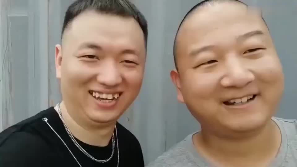 药水哥&giao完成了世纪之吻,我丢!