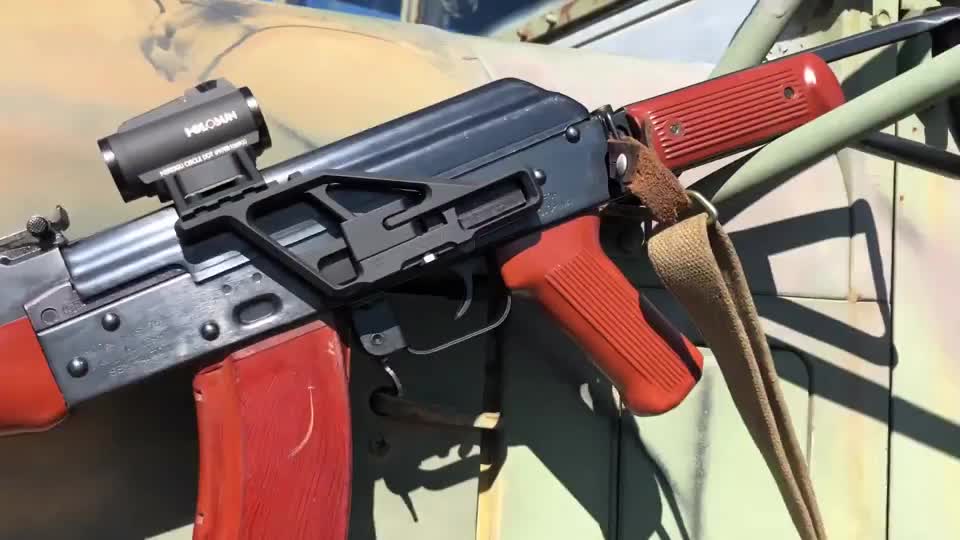 配备消音器的ak突击步枪,射击声音跟游戏里的完全不一样