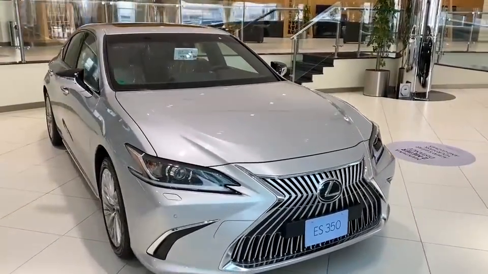 2021款雷克萨斯es350到店,了解完实车,买不买宝马5系自己定