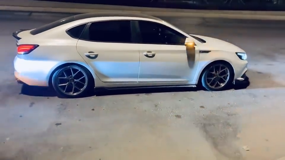 两台改装完毕的名爵6帅气不?