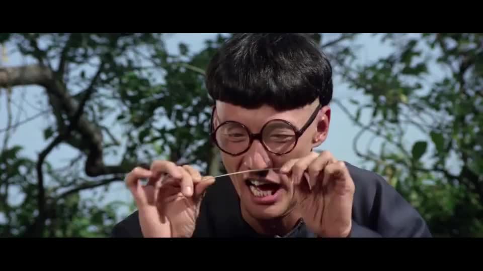 石天掏耳朵,这绝对不是正常人的生理构造,真的是四通八达!