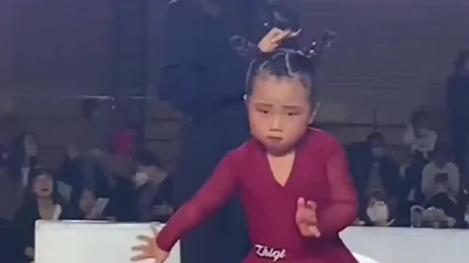小胖妞学拉丁舞好可爱,小嘴一闭这气质就上来了!