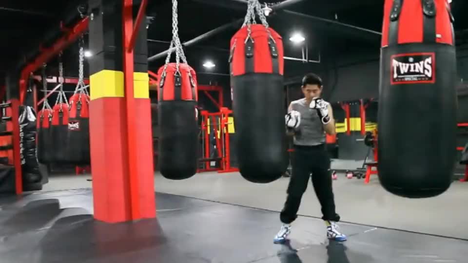 张美煊一脚踹翻日本拳手后,连续铁拳暴击!这场面看得真享受!