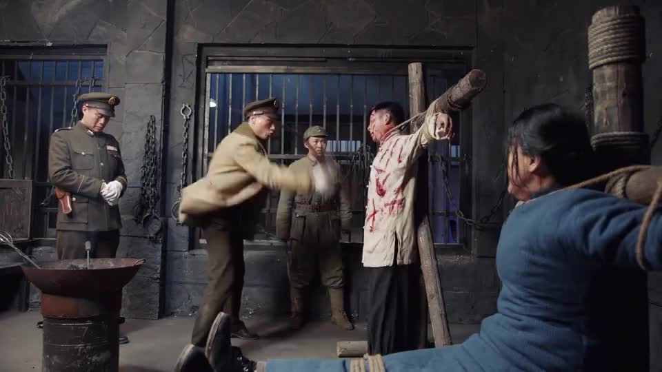 匪军用刑想让地下党招供,地下党被打得体无完肤,也没说出上线!