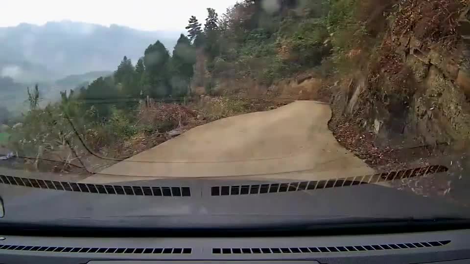 这位司机真是百年奇才,农村山路如此开车,我全程不敢睁开眼