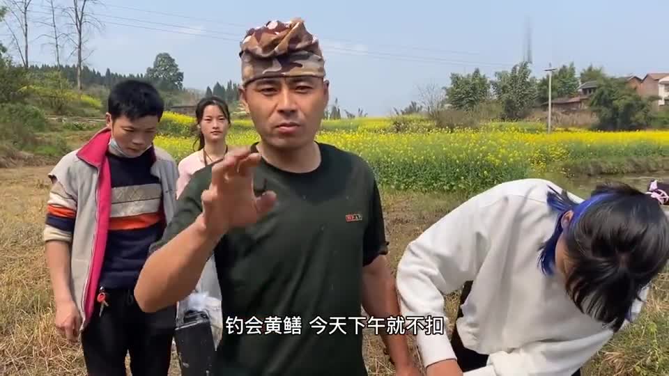 拐哥带着妹妹和木木出来钓鳝,才买的新工具,一条接一条.