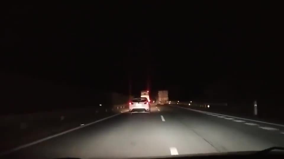 夜间在高速上能这样超车,可以避免很多事故!